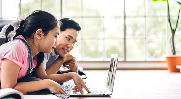 Padre Bambino Asiatico Bambina Apprendimento Guardando Computer Portatile Fare Compiti — Foto Stock