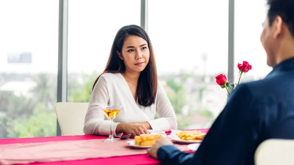 Romántico Joven Feliz Asiático Pareja Relajarse Hablando Celebrar Juntos San — Foto de Stock