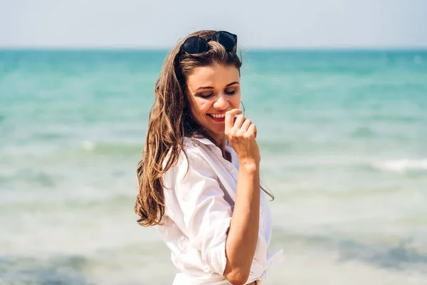 Portrait Smiling Fashion Woman Relaxation Tropical Beach Happy Young Beautiful — Stock Photo, Image