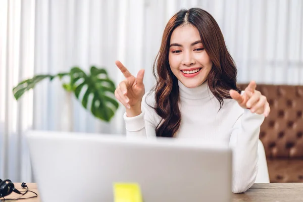 Mujer Hablar Hablar Utilizando Ordenador Portátil Trabajo Videoconferencia Reunión Línea — Foto de Stock