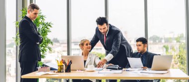 Profesyonel iş toplantıları ve yeni başlangıç projesiyle strateji tartışmaları. Modern ofiste dizüstü bilgisayarla yaratıcı iş adamları planlama ve beyin fırtınası. Takım çalışması kavramı