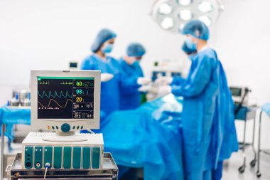 Profesyonel anestezi uzmanı doktor tıp ekibi ve asistanı modern hastane acil servisinde cerrahi ekipmanla jinekolojik ameliyata hazırlanıyor.