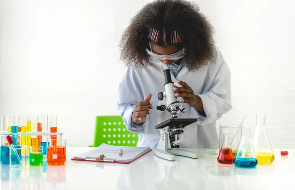 Afro Americano Bonito Menina Estudante Criança Aprendizagem Pesquisa Fazer Experimento — Fotografia de Stock