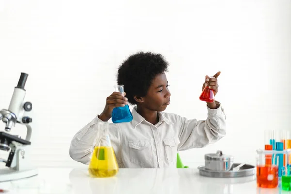 Afro Americano Bonito Menino Estudante Criança Aprendizagem Pesquisa Fazer Experimento — Fotografia de Stock