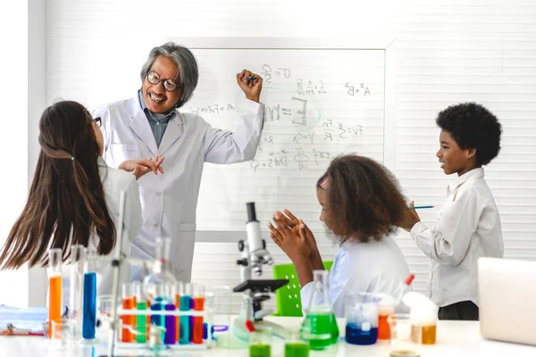 Group Teenage Students Learning Teacher Doing Chemical Experiment Holding Test — Stock Photo, Image