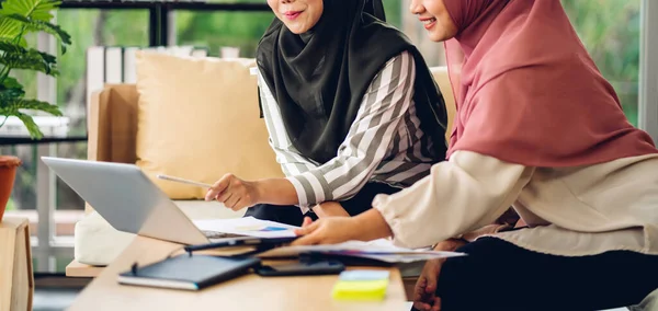 Genç Gülümseyen Mutlu Asyalı Müslüman Bir Kadın Dizüstü Bilgisayarını Kullanarak — Stok fotoğraf