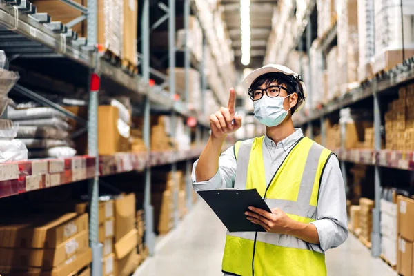 Portret Van Een Aziatische Ingenieur Een Helm Quarantaine Voor Het — Stockfoto