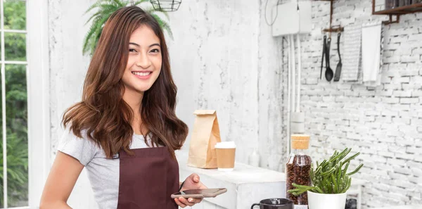 Porträt Der Lächelnden Glücklichen Schönheit Hübsche Asiatische Frau Barista Kleinunternehmer — Stockfoto