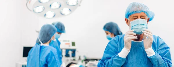 Profesjonalny Anestezjolog Lekarz Zespół Medyczny Asystent Przygotowujący Pacjenta Zabiegu Ginekologicznego — Zdjęcie stockowe