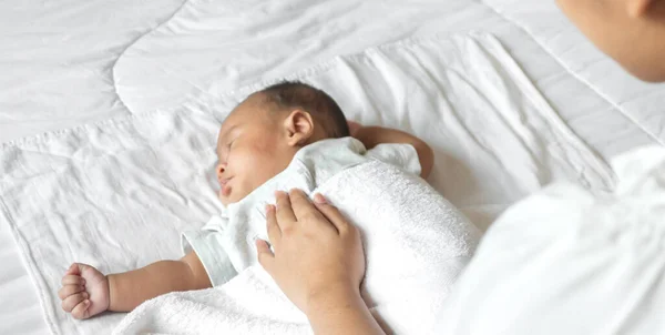 Retrato Desfrutar Amor Feliz Família Mãe Asiática Brincando Com Adorável — Fotografia de Stock