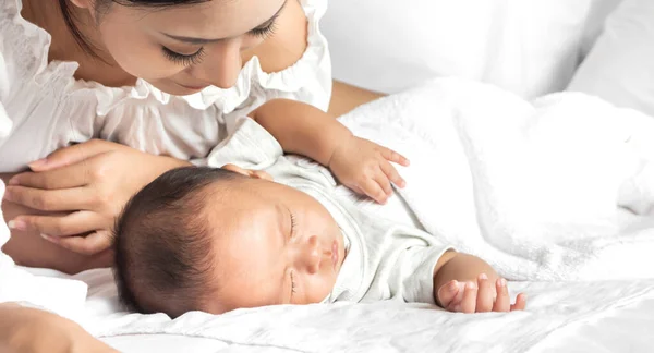 Retrato Disfrutar Del Amor Feliz Familia Asiática Madre Jugando Con —  Fotos de Stock