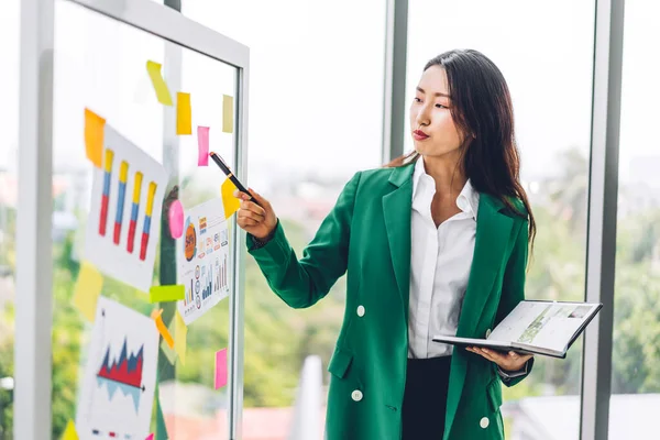 Casual Creatieve Vrolijke Glimlach Aziatische Zakenvrouw Planning Strategie Analyse Zetten — Stockfoto