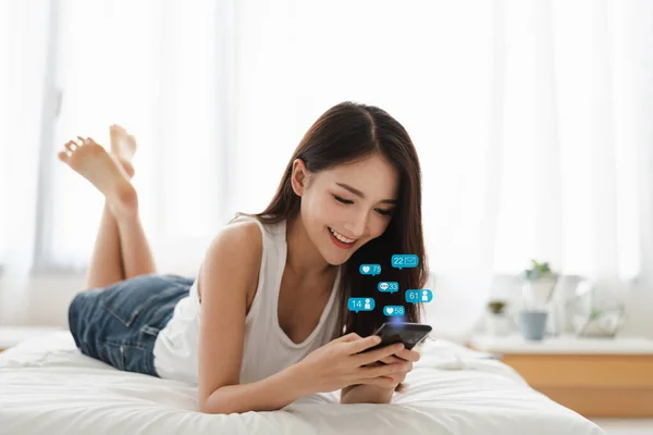 Ritratto Felice Bellezza Sorridente Donna Asiatica Rilassarsi Utilizzare Tecnologia Digitale — Foto Stock