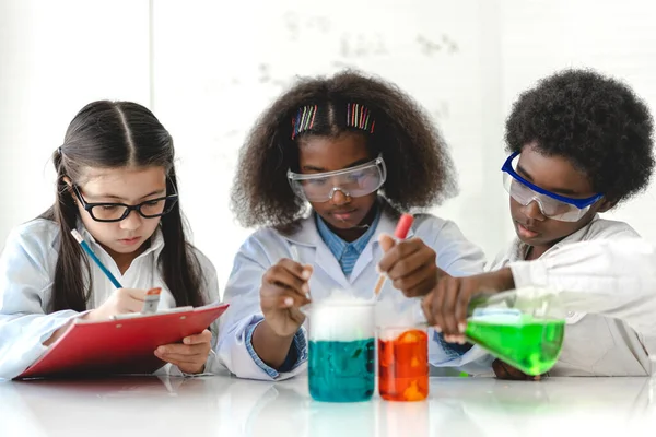 Grupa Nastolatek Uroczy Mały Student Uczenie Się Badanie Robić Chemiczny — Zdjęcie stockowe