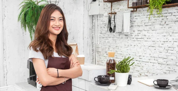 Porträt Der Lächelnden Glücklichen Schönheit Hübsche Asiatische Frau Barista Kleinunternehmer — Stockfoto