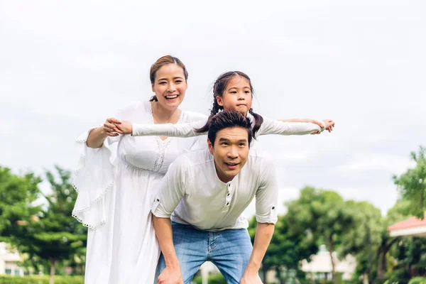 Retrato Disfrutar Del Amor Feliz Familia Asiática Padre Madre Sosteniendo —  Fotos de Stock