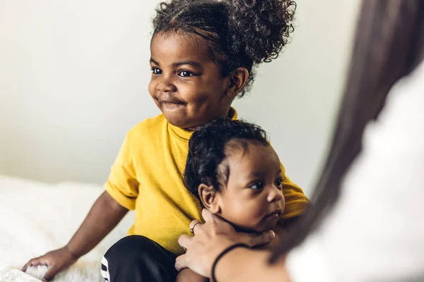 Ritratto Godere Amore Felice Famiglia Afro Americana Madre Giocando Con — Foto Stock