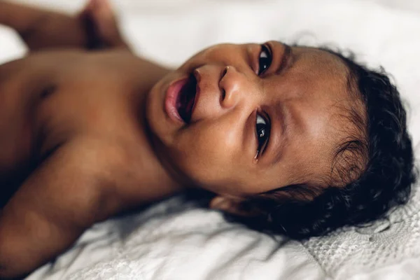 Retrato Lindo Adorable Bebé Afroamericano Pequeño Mirando Dormitorio Blanco —  Fotos de Stock