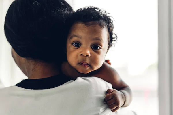 Retrato Desfrutar Amor Feliz Família Afro Americana Mãe Brincando Com — Fotografia de Stock