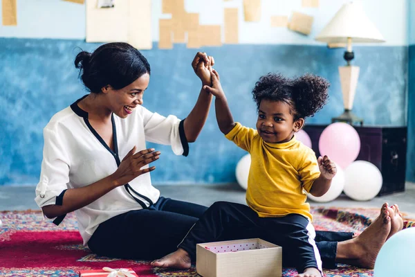 Afrikanisch Amerikanische Mutter Spielt Mit Entzückenden Kleinen Afrikanisch Amerikanischen Mädchen — Stockfoto