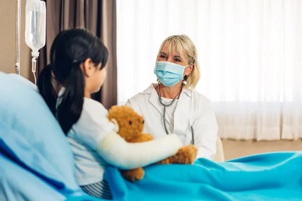 Kadın Kıdemli Doktor Servisi Küçük Kız Hastayla Konuşma Danışmanlık Konusunda — Stok fotoğraf