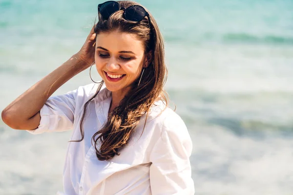 Retrato Mujer Moda Sonriente Relajación Playa Tropical Feliz Joven Hermosa —  Fotos de Stock