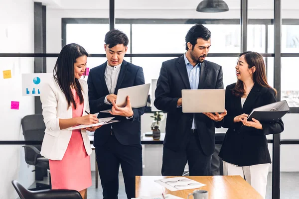 Grupp Professionell Framgång Asiatisk Affärsmöte Och Diskutera Strategi Med Nya — Stockfoto