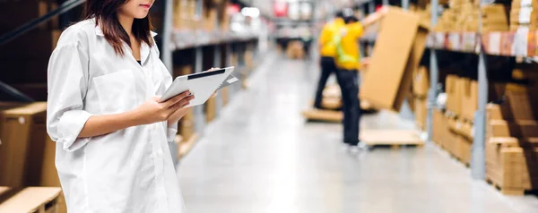 Portrait Asian Woman Standing Order Details Tablet Checking Goods Supplies — Stock Photo, Image