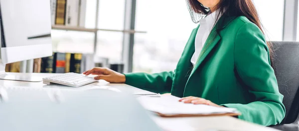 Schöne Selbstbewusste Asiatische Geschäftsfrau Die Desktop Computer Sitzt Während Sie — Stockfoto