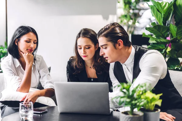 Grupo Negocios Profesionales Discutiendo Estrategia Reuniones Compartiendo Idea Con Nuevo —  Fotos de Stock