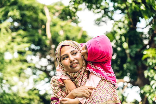Retrato Família Linda Feliz Mãe Muçulmana Árabe Pequena Criança Meninas — Fotografia de Stock