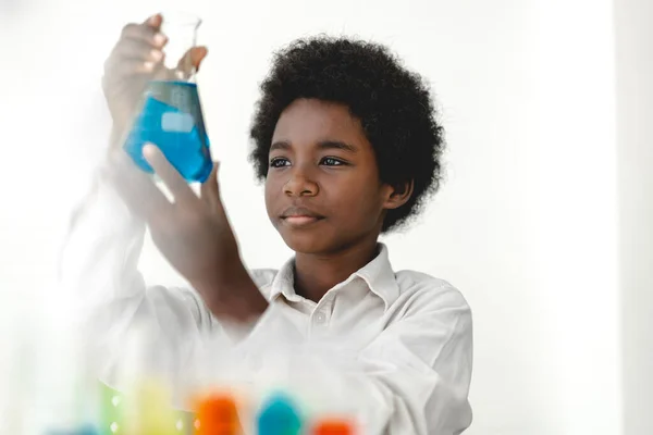 Afro Americano Bonito Menino Estudante Criança Aprendizagem Pesquisa Fazer Experimento — Fotografia de Stock