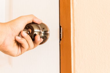 adamın eli açık kapı kolu