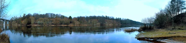 Панорамное изображение реки поздней осенью . — стоковое фото