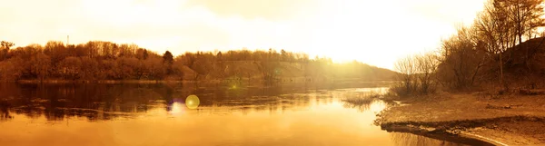 Панорамное изображение реки поздней осенью . — стоковое фото