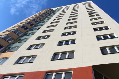 Mavi gökyüzü arka plan üzerinde multistorey Konut Binası