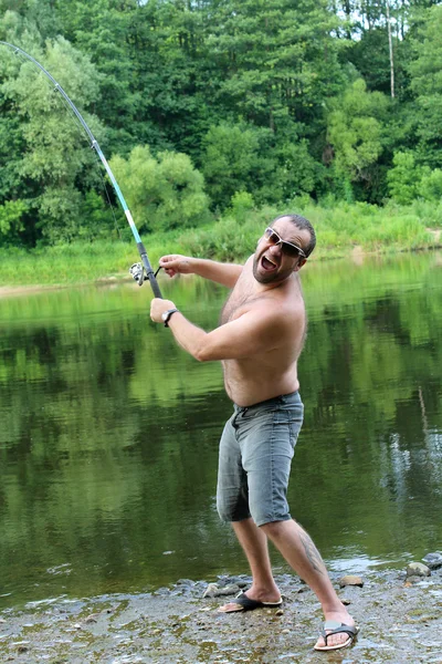 Homme drôle canne à pêche sur la rivière — Photo