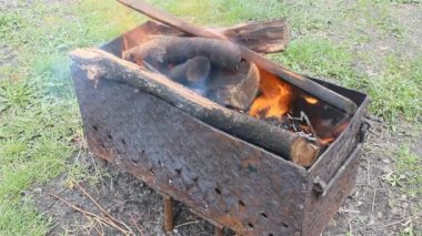 Bir metal ızgara yanan ateş