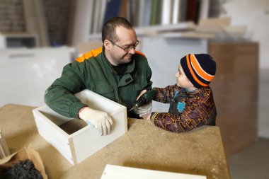 Baba ve oğul üretim atölyesinde