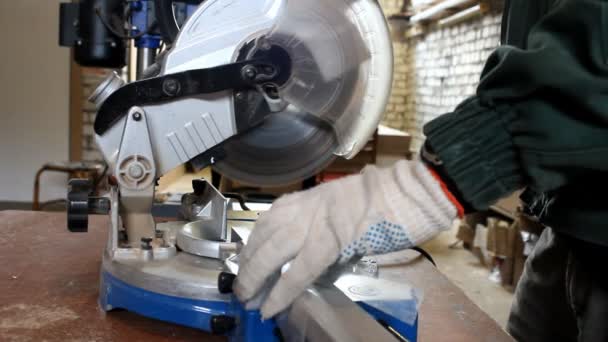 Elektrische zaag snijdt metalen fittingen. — Stockvideo