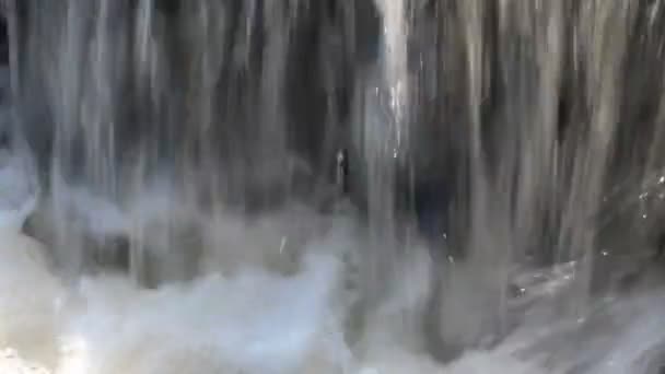 Cascade. gouttes d'eau grand débit 