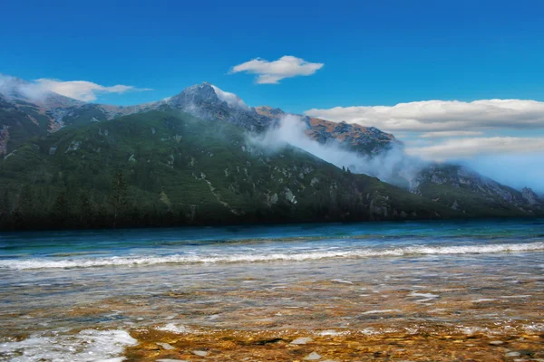 Laguna di mare sullo sfondo di montagne e cielo blu — Foto Stock