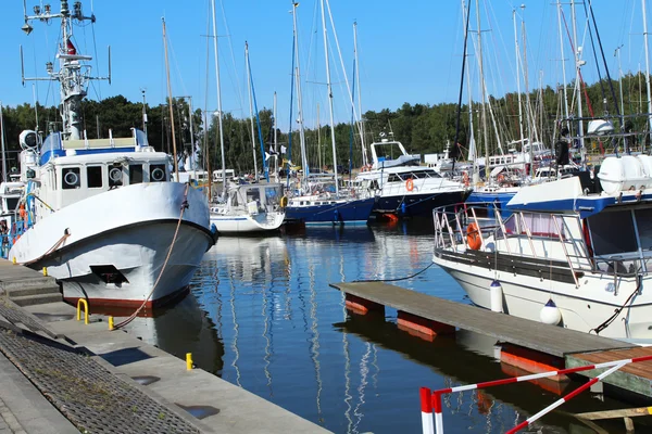 Ships and boats in the seaport — Stock Photo, Image