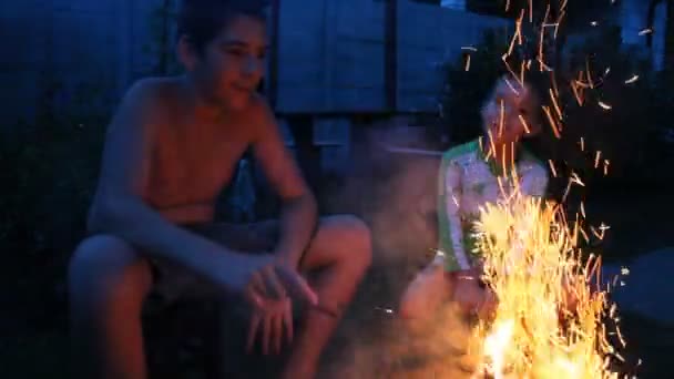 Jungen haben in der Nacht Feuer — Stockvideo