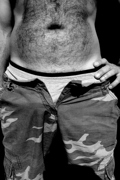 Sexy muž. Muž sundá kalhoty — Stock fotografie