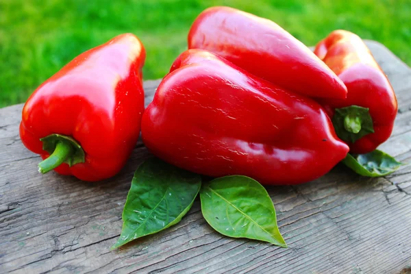 Pimenta doce vermelha em uma superfície de madeira . — Fotografia de Stock