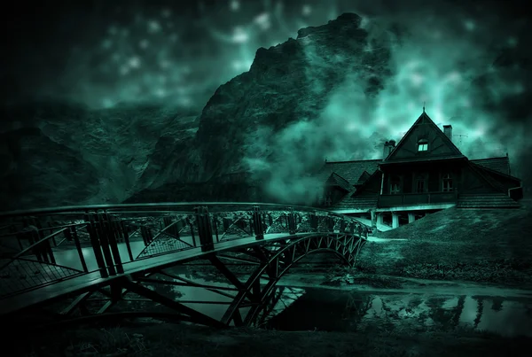  Eski Köprü'den dağlarda ahşap ev. Fantezi