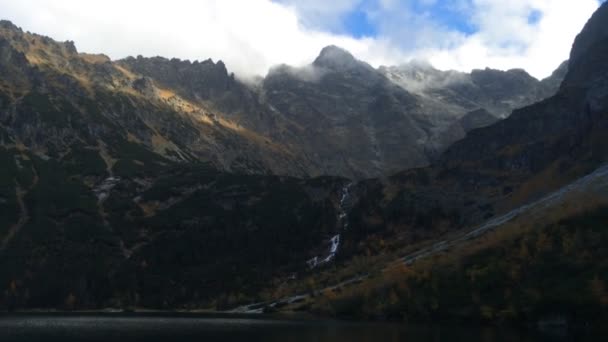 Panoramabild von Bergen und Bergsee — Stockvideo