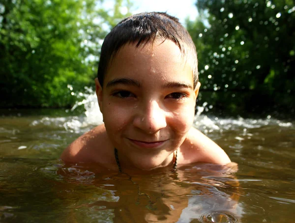 Fiú Szórakozik Vízben — Stock Fotó