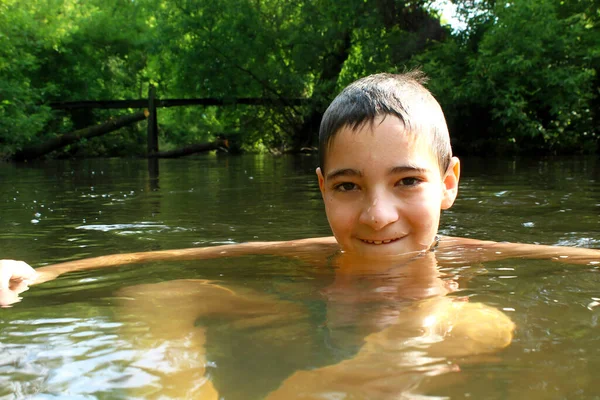 Pojken Har Roligt Vattnet Stockfoto